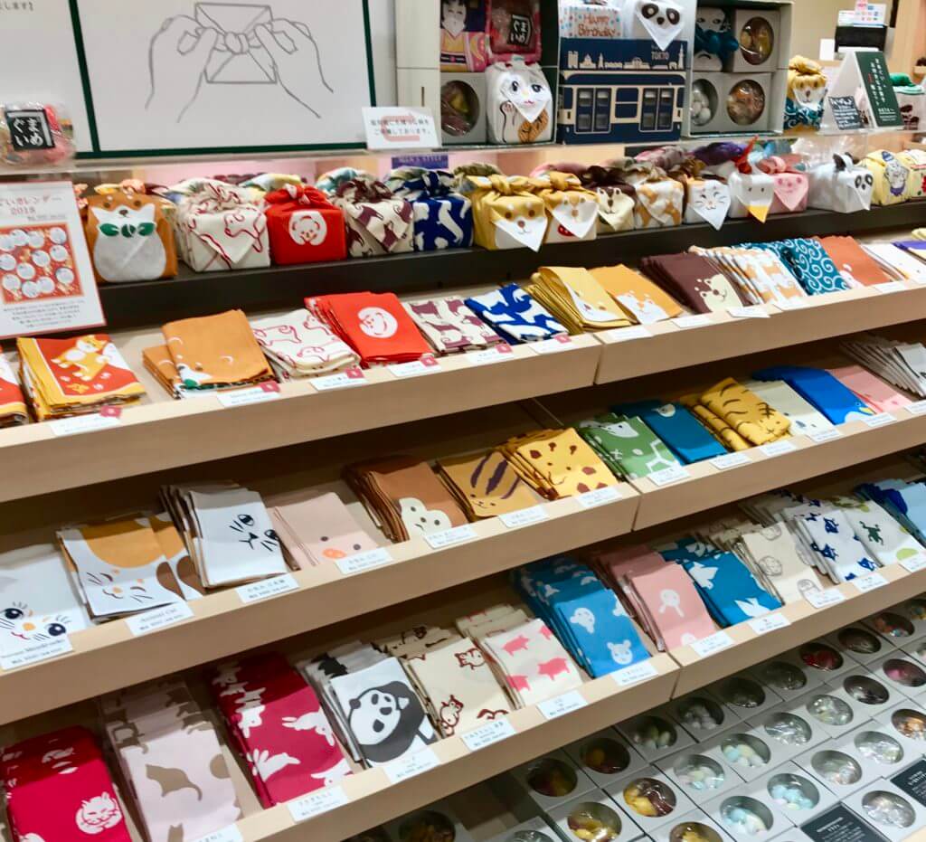 東京駅グランスタの「まめぐい」にある沢山の小さな手拭い。お気に入りを包めば楽しいお土産・プレゼント。 | ぼちぼち歩く