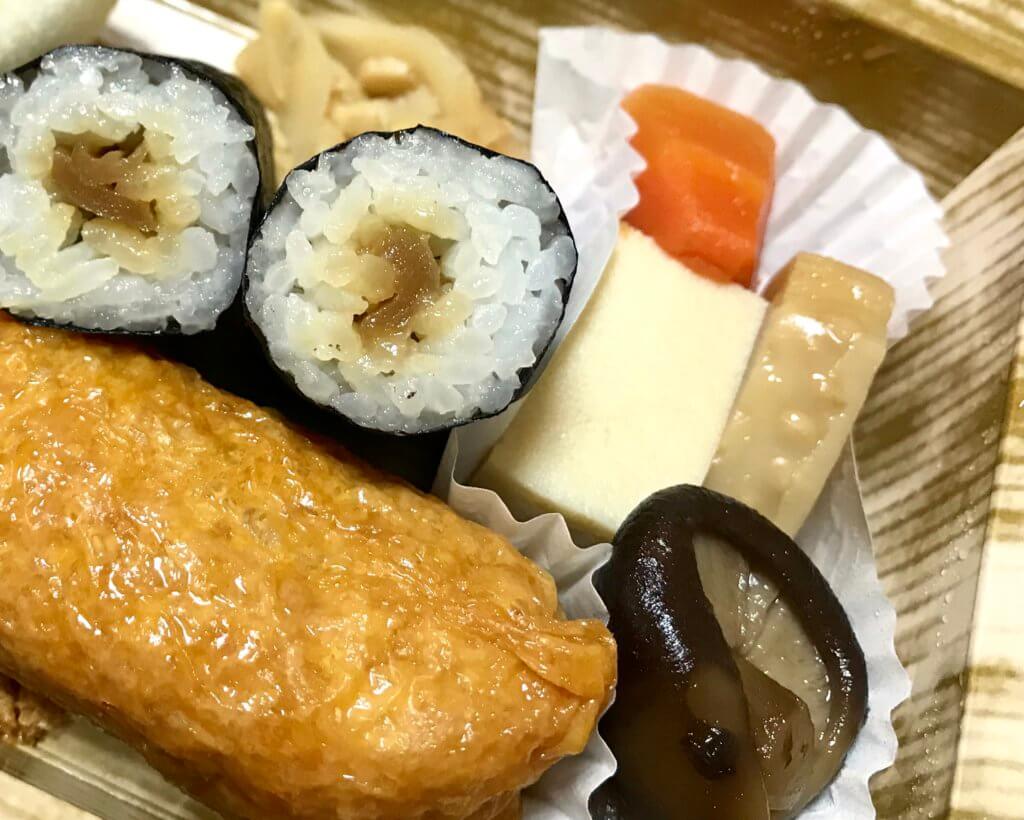まい泉 玉手箱 は通好みのお弁当 ヒレかつサンドと いなり寿司と干瓢巻きが粋な取合せです ぼちぼち歩く